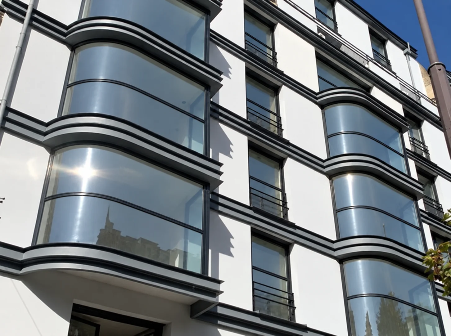 Aluminios Vallirana llevará a Veteco 2026 su ventana guillotina AV Skyline Intelligent con curvas y curvado lateral