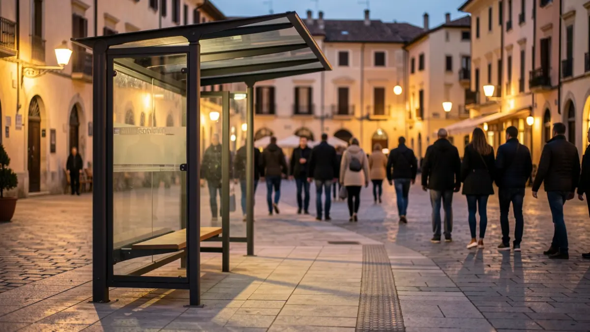 Imatge genèrica d'una parada de transport escolar al capvespre.