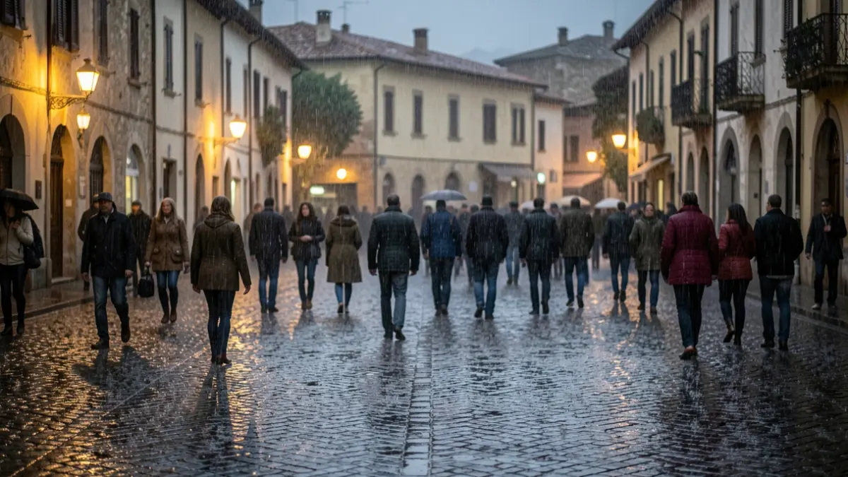Imatge genèrica de pluja intensa sobre una plaça de poble mediterrani amb els carrers mullats i els fanals reflectint-se.