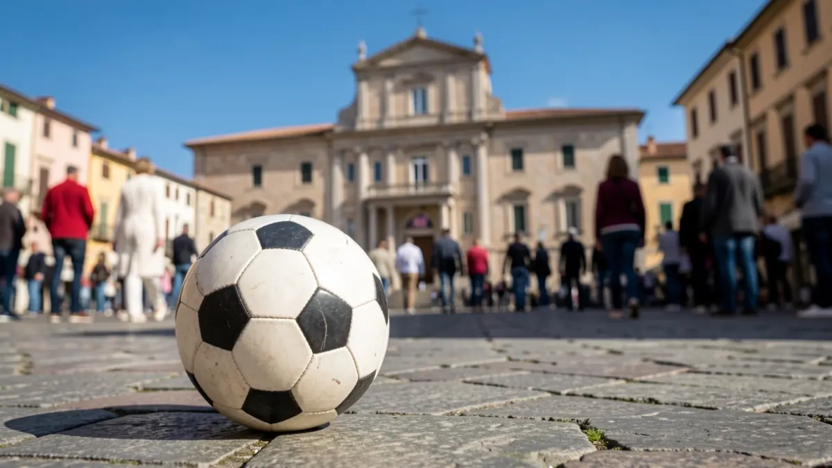 Imatge genèrica d'una plaça amb un camp de futbol i un ajuntament al fons.