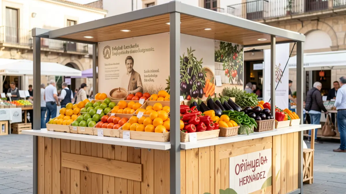 Imagen de un stand institucional moderno en la feria Alicante Gastronómica, destacando productos de la huerta de Orihuela y referencias culturales.