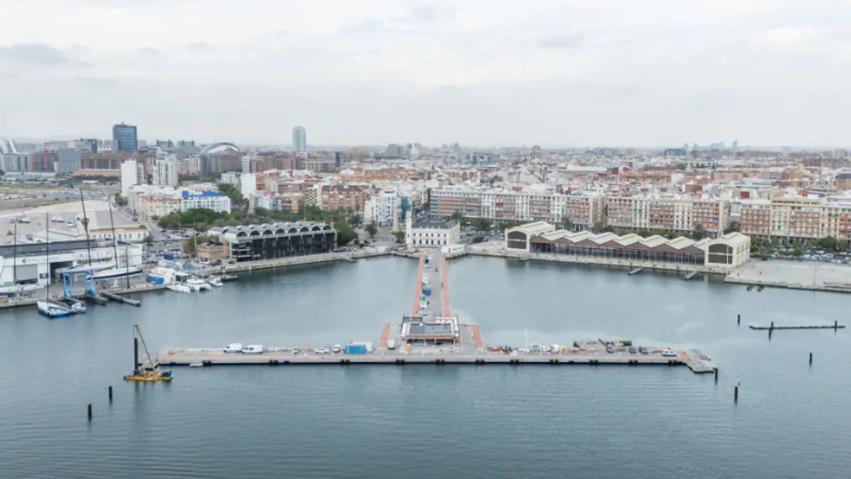 Imatge genèrica d'una marina moderna amb embarcacions i espais verds.